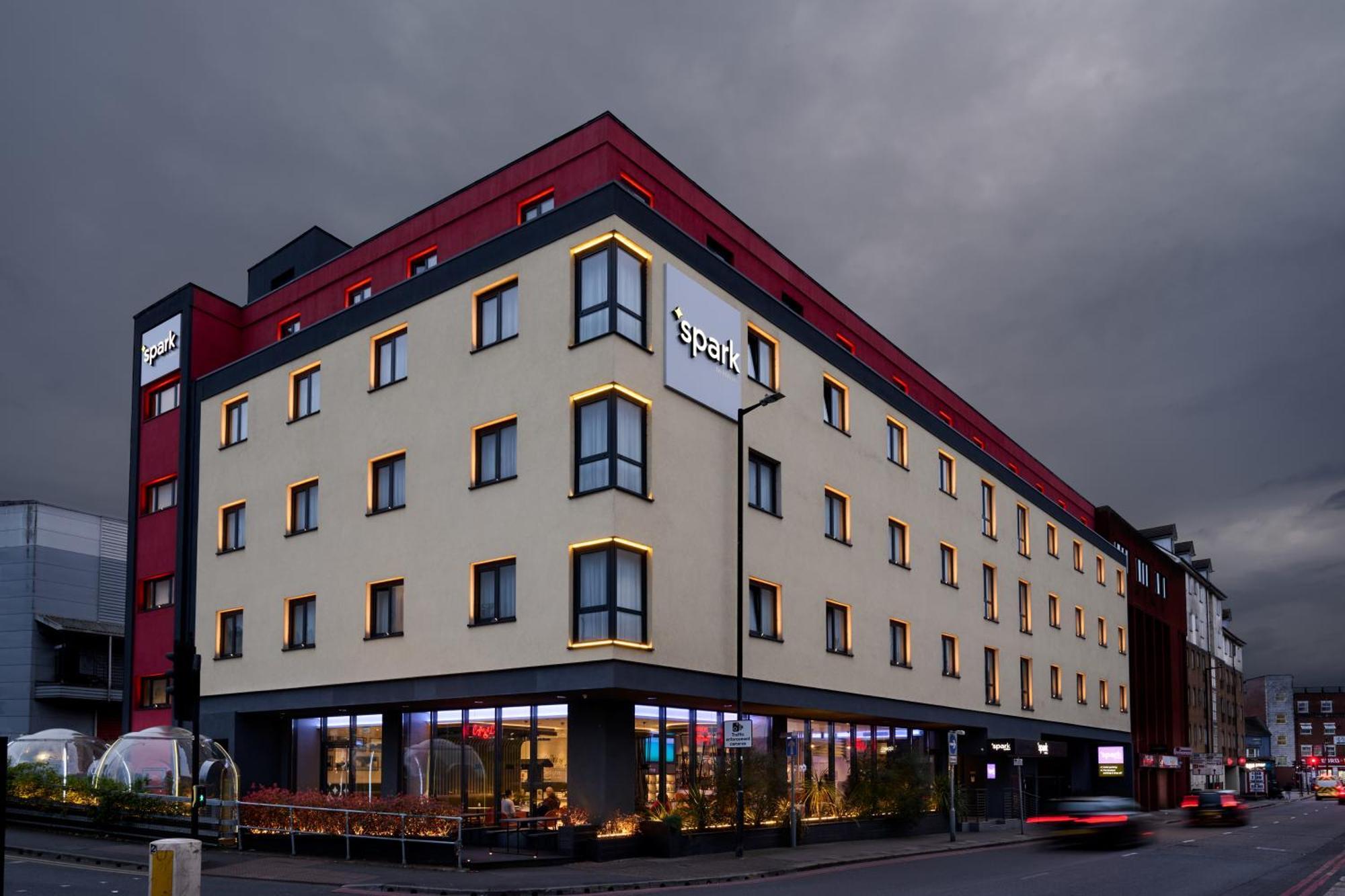 Spark By Hilton Luton المظهر الخارجي الصورة