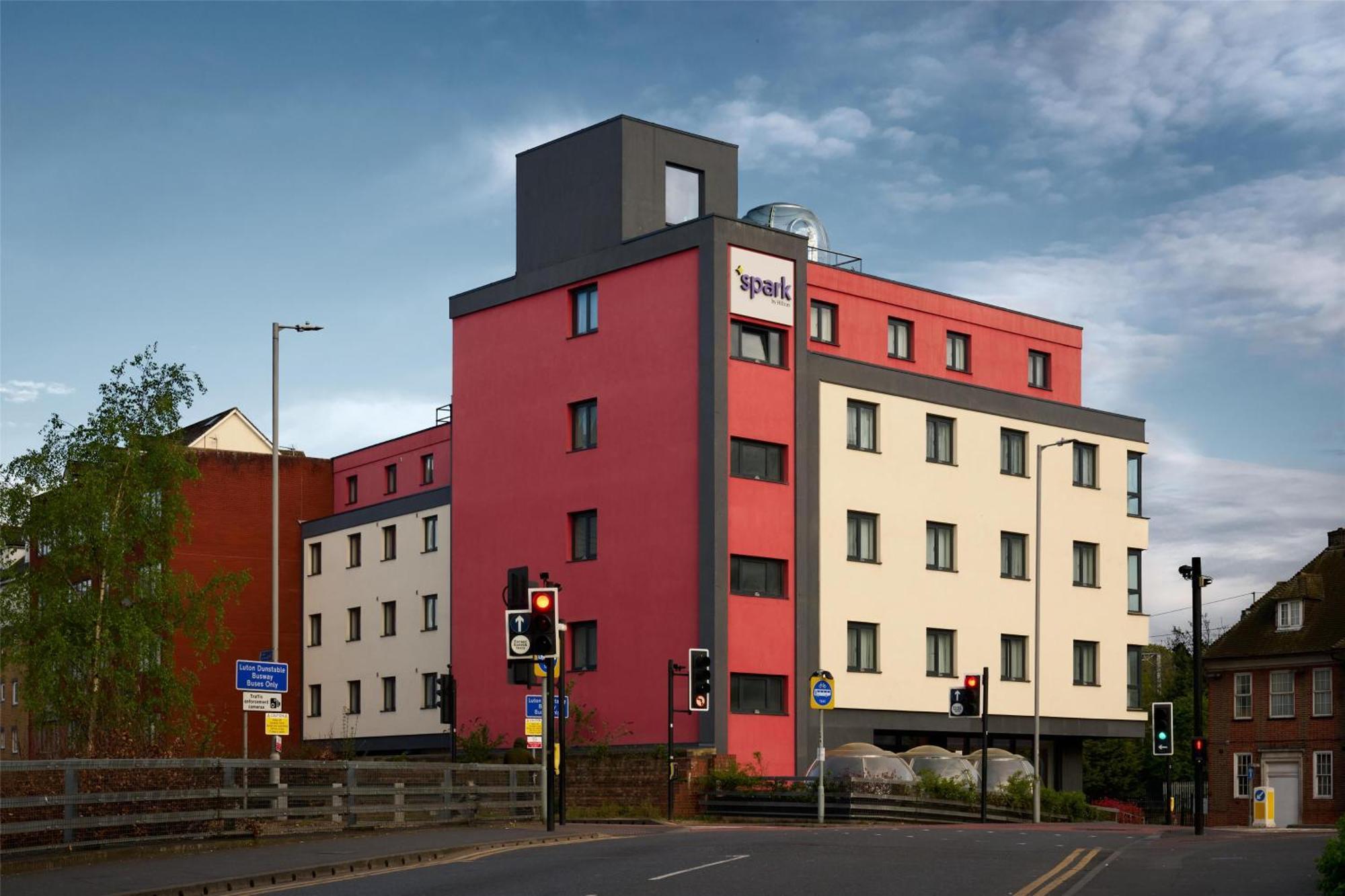 Spark By Hilton Luton المظهر الخارجي الصورة
